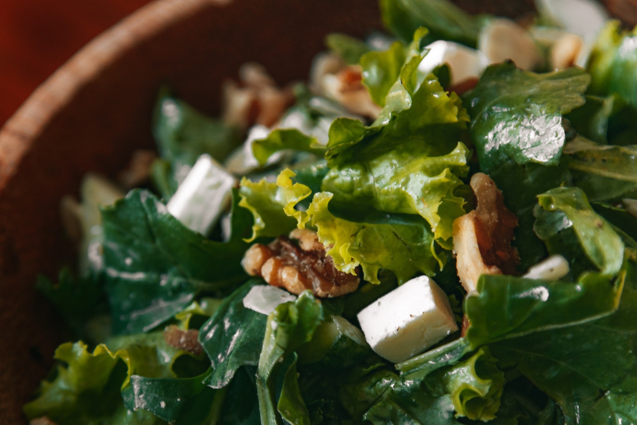 En este momento estás viendo ¿Cómo preparar una deliciosa ensalada de manzana, queso de cabra y nueces?